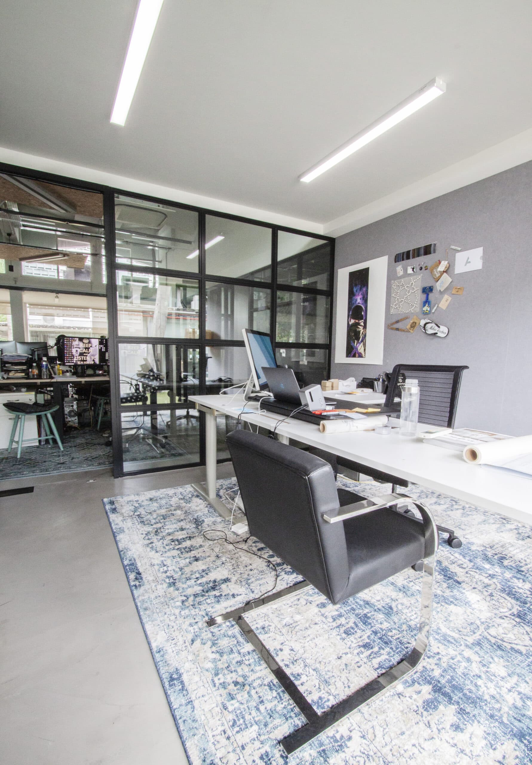 Seamless acoustic plaster ceiling in a Singapore office